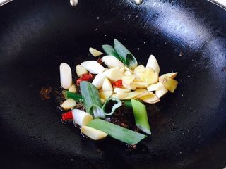 11、家熬平子鱼 （附有煎鱼小妙招）,锅里留底油，中火依次爆香八角、葱姜蒜，干辣椒。