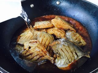 14、家熬平子鱼 （附有煎鱼小妙招）,放入适量的凉水，改大火。