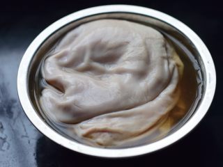 1、白胡椒猪肚鸡蛋煲,买来猪肚后,用干面粉不断揉搓,里里外外都要搓到,使面粉充分吸收黏液,然后清水冲洗干净。浸泡在黄酒中三个小时,再久一些更好。