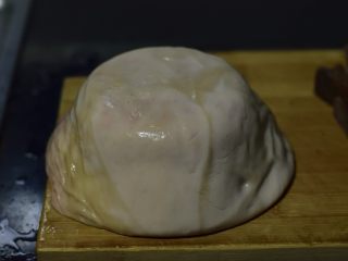 2、白胡椒猪肚鸡蛋煲,取出,沥干,像戴帽子一样套在盆上。