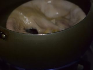 3、白胡椒猪肚鸡蛋煲,入开水锅,汆烫十分钟。取出晾凉,分成五份,每一份切成四五块。