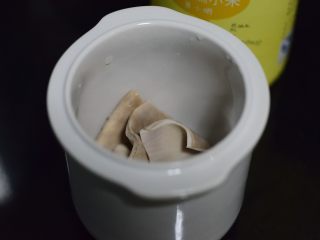 5、白胡椒猪肚鸡蛋煲,睡觉前准备:肚片放入炖盅。