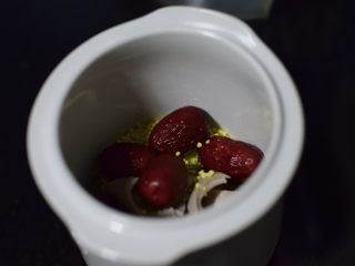 7、白胡椒猪肚鸡蛋煲,加红枣。