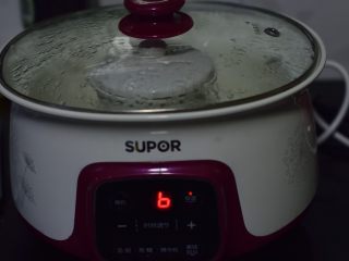 11、白胡椒猪肚鸡蛋煲,盖好盖子,继续保温一刻钟。这段时间就洗刷刷吧。