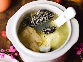 13、白胡椒猪肚鸡蛋煲,磨入白胡椒粉。喜欢吃甜的加糖,喜欢吃咸的加盐,由你定。我加了齁甜的芝麻片。