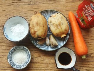 1、开胃下饭的糖醋鲜藕,准备好材料；