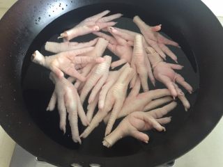 1、香醋凤爪,鸡爪洗净,放锅里加入冷水盖过鸡爪。开煮