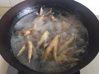 4、香醋凤爪,煮沸后持续30秒。关火
