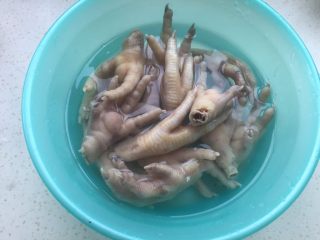 5、香醋凤爪,去浮沫的鸡爪洗洗干净