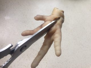 6、香醋凤爪,剪去指甲,对半分开