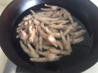 7、香醋凤爪,再次放入冷水中开煮