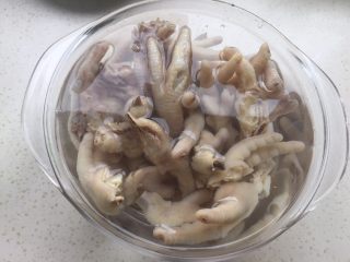 10、香醋凤爪,煮好的鸡爪在冷水中洗净油末后,再放入冷开水中再过一下水