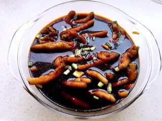 12、香醋凤爪,把所有材料加入,鸡爪泡入。2小时后就基本入味了,4小时到达最佳口感状态。在冰箱冷藏过更好吃,皮更Q弹。酸酸甜甜咸咸,还有蒜的微微辣,超级好吃。