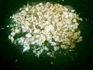 11、肉沫豆腐蒸蛋,加少许清水煮开，用一勺尖淀粉调成水，煮至汤汁粘稠即可～