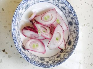 3、芝士虾仁焗饭,洋葱碎少许