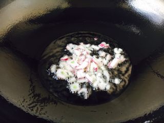 6、芝士虾仁焗饭,放入洋葱碎爆香