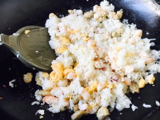 11、芝士虾仁焗饭,翻炒均匀