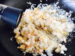12、芝士虾仁焗饭,撒少许黑胡椒碎