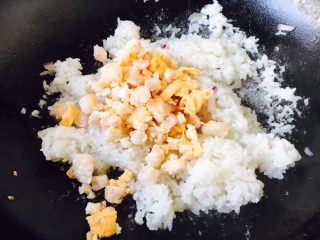 9、芝士虾仁焗饭,放入剩炒虾仁