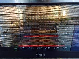 14、芝士虾仁焗饭,烤箱提前5分钟预热，上下加热管200度。