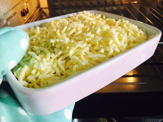 17、芝士虾仁焗饭,戴上手套把焗饭盘放入烤箱中层