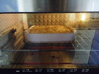 18、芝士虾仁焗饭,大约烤20分钟左右，芝士软化即可。