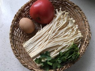 1、番茄金针菇鸡蛋汤,准备食材。