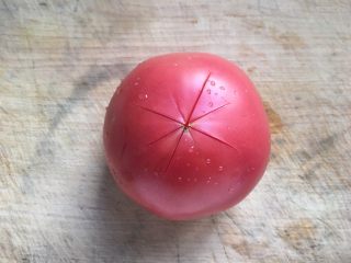 2、番茄金针菇鸡蛋汤,番茄画二个十字型，放开水中烫二分钟。