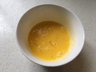 10、番茄金针菇鸡蛋汤,鸡蛋放入碗中搅拌均匀。