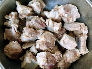 3、排骨炖萝卜,焯好水的排骨立即放入冷水中过凉多冲洗几遍干净