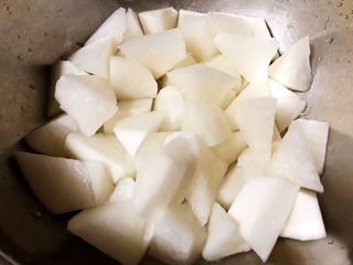 7、排骨炖萝卜,白萝卜切成不规则块状
