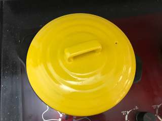 3、银耳苹果红枣羹,放到炉上，大火煮开，转小火煮10分钟左右。