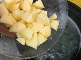 4、银耳苹果红枣羹,苹果去皮，切成小块，放入锅中，继续盖上锅盖，和银耳一起再煮10分钟左右。