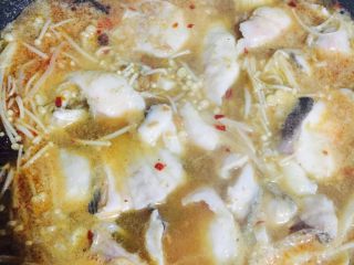 11、麻辣水煮鱼,两三分钟左右，鱼肉变色即可出锅