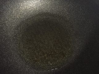 13、麻辣水煮鱼,锅中重新倒入适量植物油，烧热