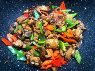 8、黄焖鸡,焖好以后,加入适量盐再焖5分钟,再加入青红椒块翻炒1分钟至断生,加入葱叶即可出锅。