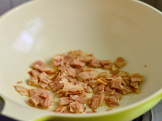 6、培根炒饭,放入培根拌炒