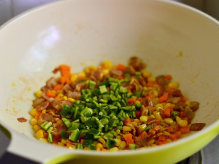 8、培根炒饭,炒至断生后加入青椒