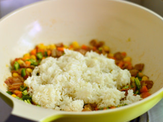 9、培根炒饭,放入米饭