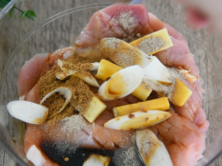 3、在家轻松炸猪排，色泽金黄有食欲！,碗中放入5g姜、10g料酒、1g盐、1g胡椒粉、2g十三香、15g生抽