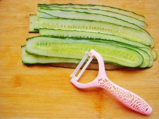 4、黄瓜花朵拼盘,依次做好。