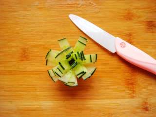 8、黄瓜花朵拼盘,漂亮的花朵就做好啦！