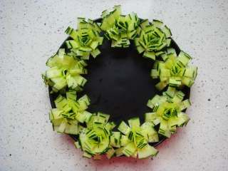 9、黄瓜花朵拼盘,依次摆放在盘中。