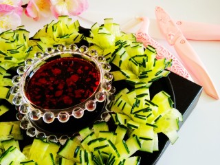 11、黄瓜花朵拼盘,绽放的花朵沾调味汁即可食用。