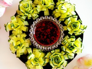 12、黄瓜花朵拼盘,酸辣爽口。