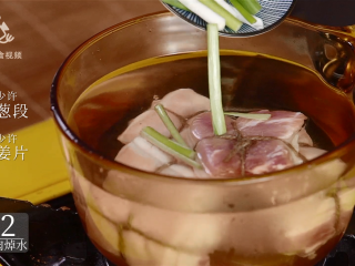 3、乌龙茶香东坡肉，肥而不腻的经典名菜,五花肉加葱姜焯水