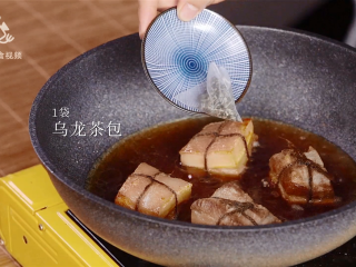 9、乌龙茶香东坡肉，肥而不腻的经典名菜,加水倒入五花肉，放入乌龙茶包