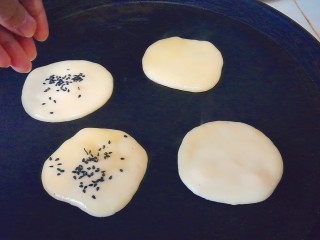 10、酸奶饼（酸奶+鸡蛋）,凝固之前撒一层黑芝麻