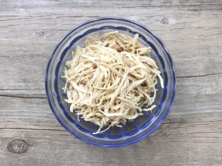 7、凉拌香辣鸡丝,顺着纹路手撕丝