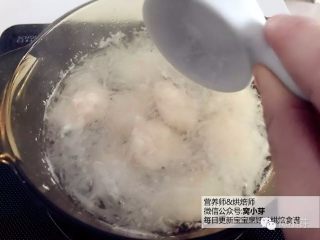 8、宝宝辅食：虾丸萝卜汤,最后加少许盐调味（给小宝宝吃可不加盐，虾本身会有点淡淡的咸味）。